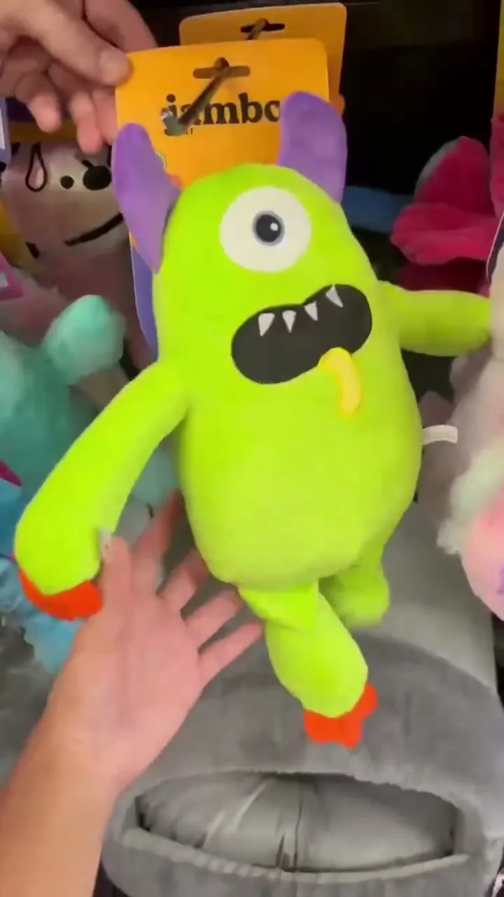 Brinquedo de pelúcia verde na vitrine da loja