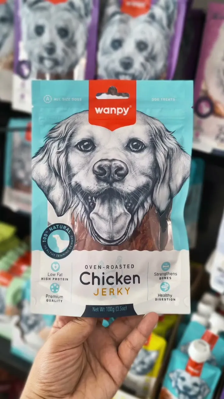 Petisco Wanpy sabor frango nas prateleiras da loja